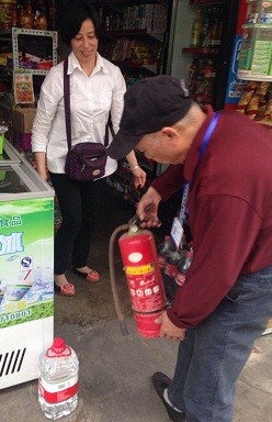 生活中心积极做好节前消防安全检查1.jpg 生活中心积极做好节前消防安全检查1.jpg