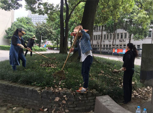 校园物业中心办公室人员参与绿化活动体验日222.jpg