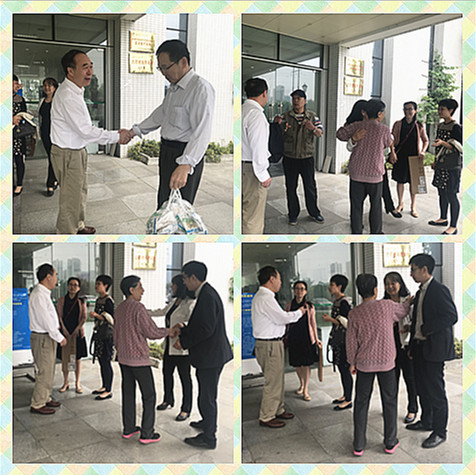 1524206001180078904.jpg 亲切与看病职工交谈.jpg