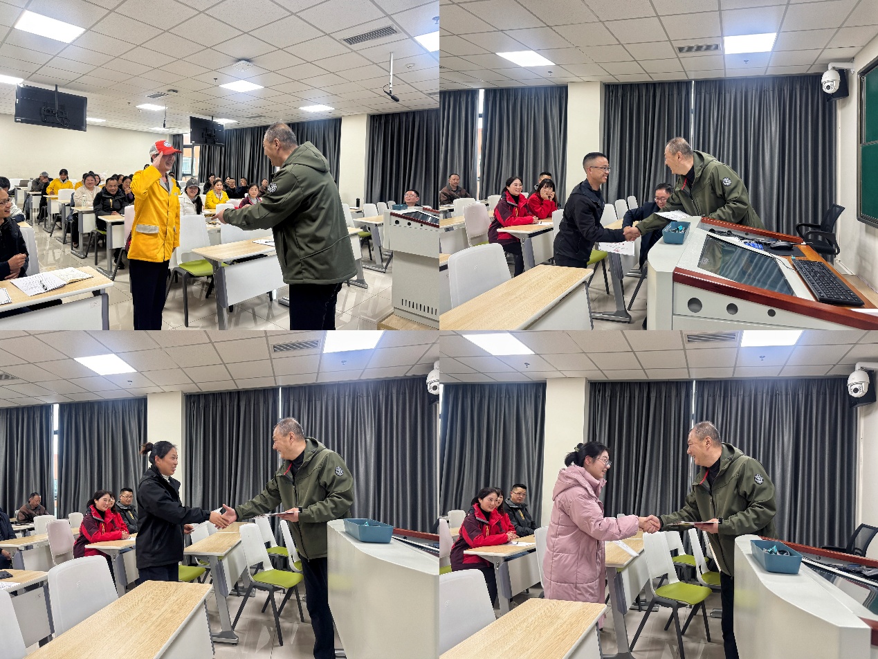 一群人在厨房里AI 生成的内容可能不正确。